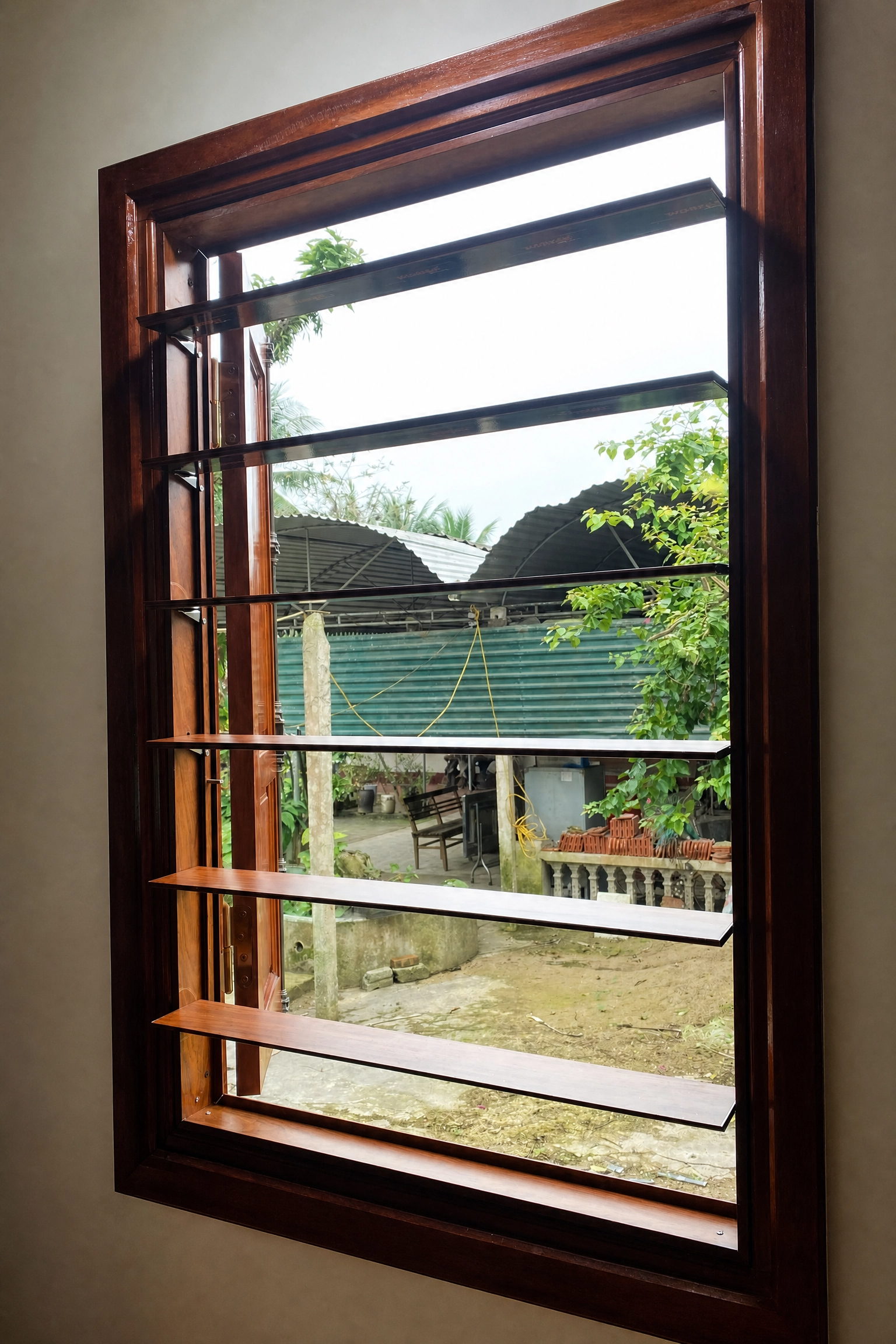 Cửa chớp lật sắt hay nhôm: gỉ sét, cân nặng, giá, bảo dưỡng