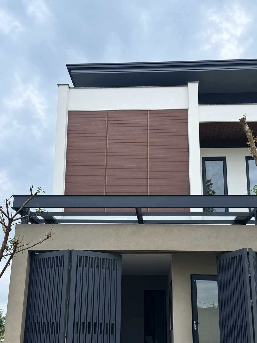 Phụ kiện cửa chớp lật: cấu tạo và chi tiết quyết định độ bền